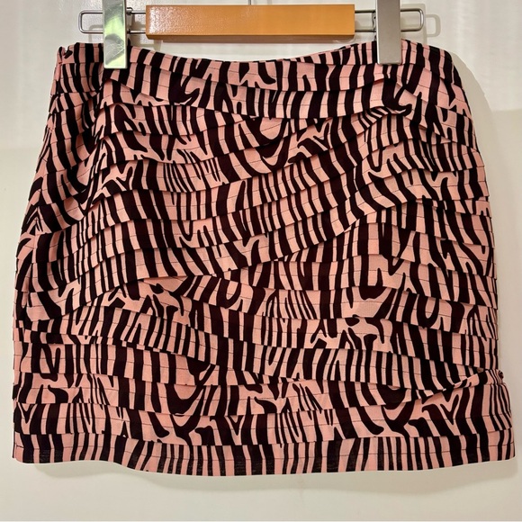 Armani Exchange| Pink & Black Ruffled Zebra Print Mini Skirt Sz 2 - Picture 2 of 5
